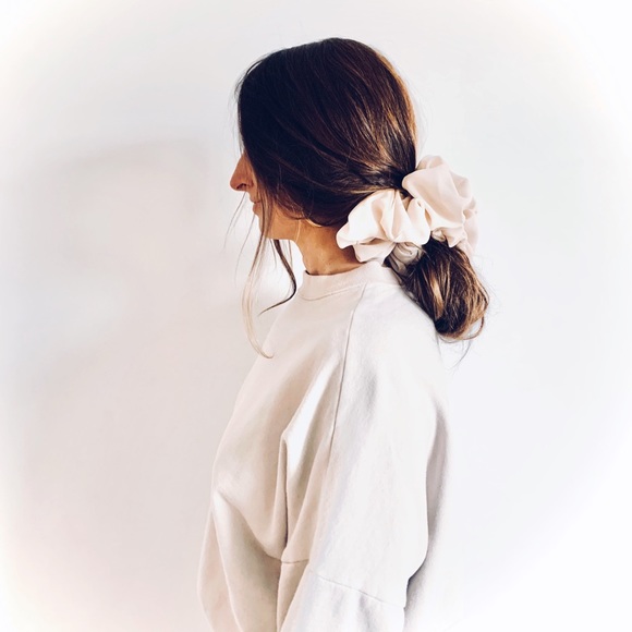 Joiia Jumbo Oversize XXL Scrunchie - Oat Milk - Picture 1 of 2